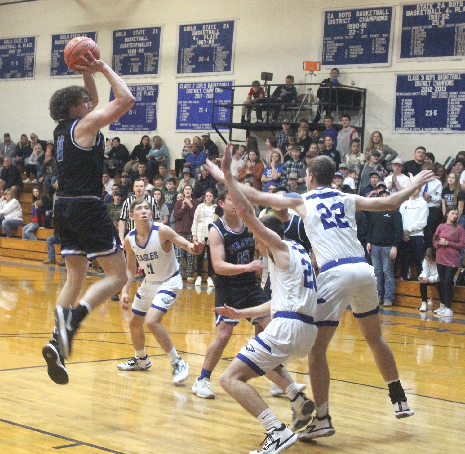Norwood’s Justin Chadwell goes up for a shot against Hartville.